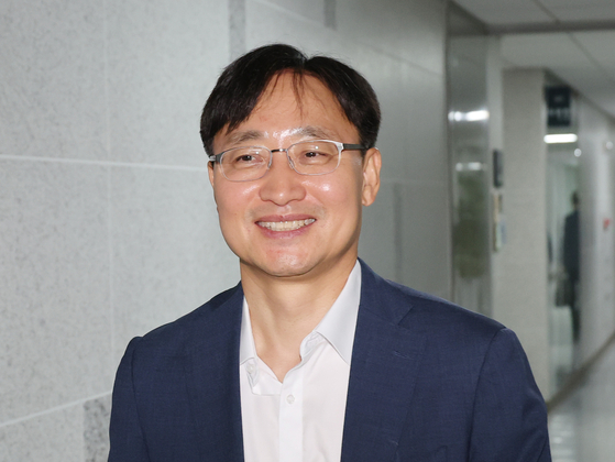국세청장 후보자로 지명된 더불어민주당 임광현 의원이 26일 서울 여의도 국회 의원회관 사무실을 나서고 있다. 연합뉴스