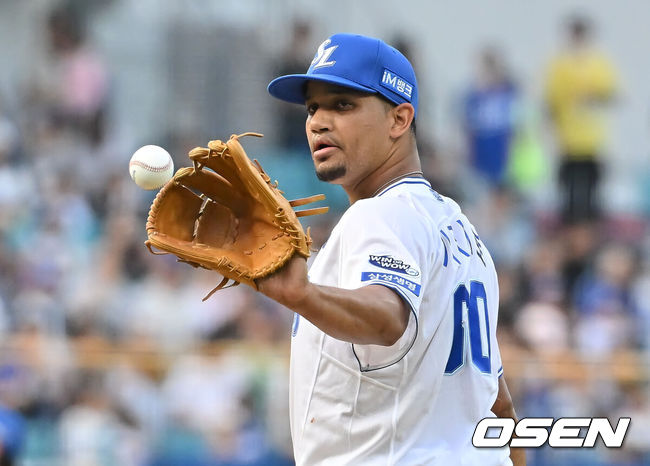 [OSEN=대구, 이석우 기자] 26일 대구삼성라이온즈파크에서 2025 신한 SOL 뱅크 KBO 리그 삼성 라이온즈와 한화 이글스의 경기가 열렸다. 홈팀 삼성은 가라비토가, 방문팀 한화는 문동주가 선발 출전했다. 삼성 라이온즈 선발 투수 가라비토가 볼을 받고 있다. 2025.06.26 / foto0307@osen.co.kr