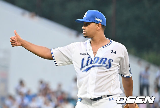 [OSEN=대구, 이석우 기자] 26일 대구삼성라이온즈파크에서 2025 신한 SOL 뱅크 KBO 리그 삼성 라이온즈와 한화 이글스의 경기가 열렸다. 홈팀 삼성은 가라비토가, 방문팀 한화는 문동주가 선발 출전했다. 삼성 라이온즈 선발 투수 가라비토가 4회초 1사 한화 이글스 리베라토의 투수앞 땅볼을 잡아 아웃시키고 타구에 맞았으나 괜찮다며 더그아웃을 향해 엄지척을 하고 있다. 2025.06.26 / foto0307@osen.co.kr