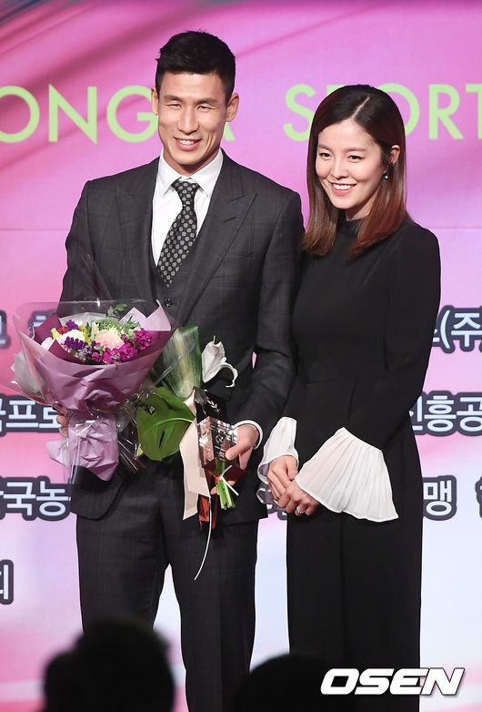 [OSEN=민경훈 기자] 6일 오후 서울 종로구 광화문 포시즌스 호텔에서 ‘2016 동아스포츠대상’이 열렸다.프로축구 부문을 수상한 정조국(광주)이 아내 김성은과 함께 포토타임을 갖고 있다./ rumi@osen.co.kr