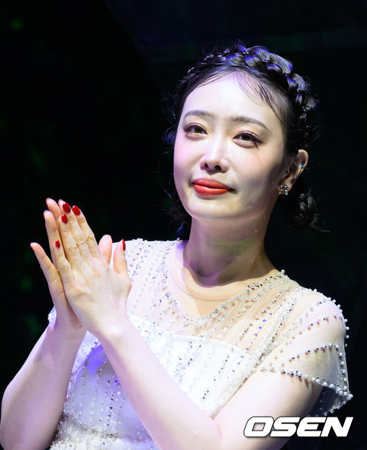 [OSEN=이대선 기자] 26일 오후 서울 대학로 NOL 유니플렉스 1관에서 뮤지컬 프리다 프레스콜이 열렸다.뮤지컬 ‘프리다’는 불의의 사고 이후 평생 고통 속에서 살면서도 이를 예술로 승화시키며 삶의 환희를 잃지 않았던 ‘프리다 칼로’의 마지막 생애를 액자 형식으로 풀어낸 쇼 뮤지컬이다.배우 김히어라가 박수를 치고 있다. 2025.06.26 /sunday@osen.co.kr