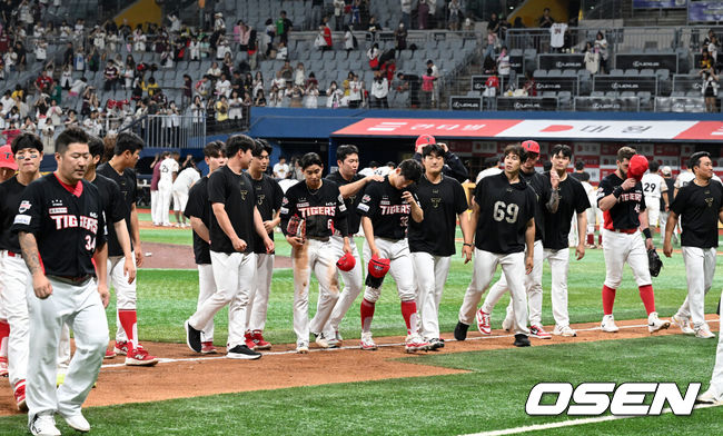 [OSEN=고척, 이대선 기자] 프로야구 키움 히어로즈와 KIA 타이거즈가 무승부를 기록했다. 키움과 KIA는 26일 서울 고척 스카이돔에서 열린 2025 KBO리그 시즌 12차전 맞대결에서 연장 11회 5-5 무승부를 기록했다. 경기 종료 후 KIA 선수들이 그라운드를 나가고 있다. 2025.06.26 /sunday@osen.co.kr