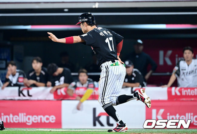 146km 몸 맞는 공에 괜찮다며 손사래 치는 LG 캡틴 박해민. 