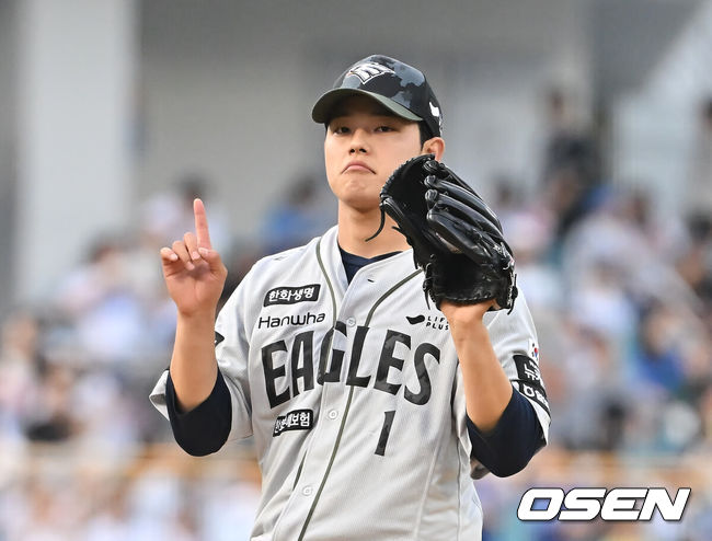 [OSEN=대구, 이석우 기자] 한화 선발투수 문동주가 사인을 보내고 있다. 2025.06.26 / foto0307@osen.co.kr