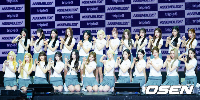 [OSEN=민경훈 기자] 12일 오후 서울 용산구 한남동 블루스퀘어 마스터카드홀에서 그룹 트리플에스(tripleS) 'ASSEMBLE 25' 쇼케이스가 열렸다. 이날 트리플에스 24인조 완전체 '디멘션(DIMENSION)'이 'ASSEMBLE 25'의 타이틀곡 무대를 진행한다. 타이틀곡은 팬들이 직접 정한 ‘깨어(Are You Alive)’다.트리플에스 멤버들이 단체 포토타임을 갖고 있다. 2025.05.12 /rumi@osen.co.kr