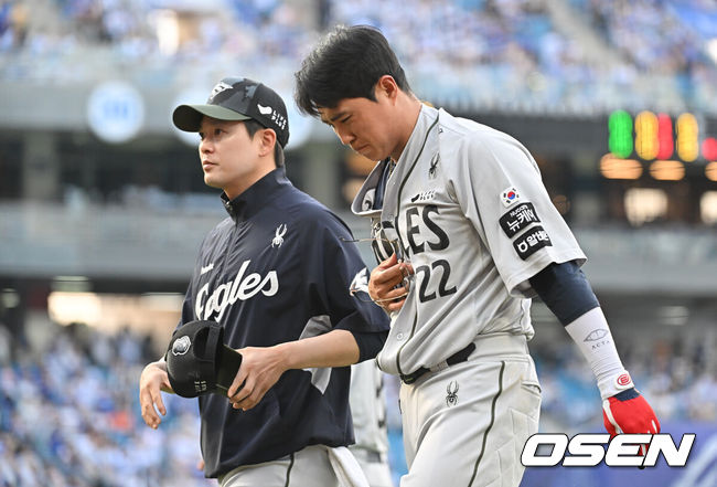 [OSEN=대구, 이석우 기자] 26일 대구삼성라이온즈파크에서 2025 신한 SOL 뱅크 KBO 리그 삼성 라이온즈와 한화 이글스의 경기가 열렸다. 홈팀 삼성은 가라비토가, 방문팀 한화는 문동주가 선발 출전했다. 한화 이글스 채은성이 1회말 1사 투수 땅볼을 친 삼성 라이온즈 양동근과 1루에서 충돌해 쓰러져 있다. 2025.06.26 / foto0307@osen.co.kr