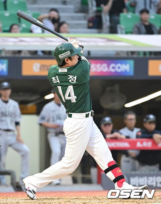 [OSEN=인천, 김성락 기자] 27일 인천 SSG랜더스필드에서 ‘2025 신한은행 SOL Bank KBO리그’ SSG 랜더스와 한화 이글스의 경기가 열렸다.이날 SSG는 문승원,한화는 엄상백을 선발로 내세웠다. 3회말 2사 1, 2루 SSG 최정이 추격의 3점 홈런을 날리고 있다. 025.06.27 / ksl0919@osen.co.kr