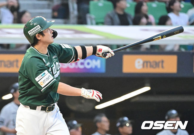 [OSEN=인천, 김성락 기자] 27일 인천 SSG랜더스필드에서 ‘2025 신한은행 SOL Bank KBO리그’ SSG 랜더스와 한화 이글스의 경기가 열렸다.이날 SSG는 문승원,한화는 엄상백을 선발로 내세웠다. 3회말 2사 1, 2루 SSG 최정이 추격의 3점 홈런을 날리고 있다. 025.06.27 / ksl0919@osen.co.kr