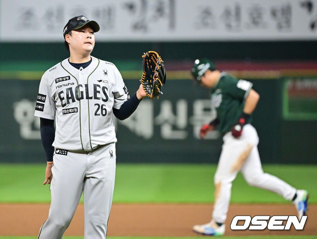 [OSEN=인천, 김성락 기자] 27일 인천 SSG랜더스필드에서 ‘2025 신한은행 SOL Bank KBO리그’ SSG 랜더스와 한화 이글스의 경기가 열렸다.이날 SSG는 문승원,한화는 엄상백을 선발로 내세웠다. 7회말 2사 1, 3루 한화 한승혁이 SSG 고명준에게 볼넷을 허용, 만루위기를 맞고 있다. 2025.06.27 / ksl0919@osen.co.kr