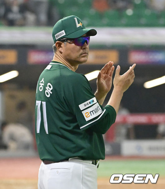 [OSEN=인천, 김성락 기자] 프로야구 SSG 랜더스가 한화 이글스 불펜을 무너뜨리며 2연승을 달렸다.SSG는 27일 인천 SSG랜더스필드에서 열린 ‘2025 신한은행 SOL Bank KBO리그’ 한화와의 경기에서 8-6 역전승을 거뒀다. 2연승을 달리며 주말 3연전을 기분좋게 시작했다.경기 종료 후 SSG 이숭용 감독이 박수를 치고 있다. 2025.06.27 / ksl0919@osen.co.kr
