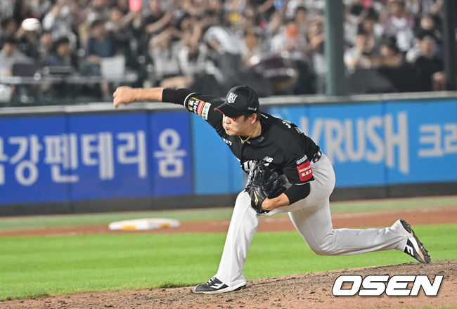 [OSEN=부산, 이석우 기자] 27일 부산 사직야구장에서 2025 신한 SOL 뱅크 KBO 리그 롯데 자이언츠와 KT 위즈의 경기가 열렸다. 홈팀 롯데는 이민석이, 방문팀 삼성은 고영표가 선발 출전했다.KT 위즈 박영현이 역투하고 있다. 2025.06.27 / foto0307@osen.co.kr