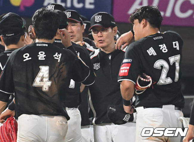 [OSEN=부산, 이석우 기자] 27일 부산 사직야구장에서 2025 신한 SOL 뱅크 KBO 리그 롯데 자이언츠와 KT 위즈의 경기가 열렸다. 홈팀 롯데는 이민석이, 방문팀 삼성은 고영표가 선발 출전했다.KT 위즈 이강철 감독이 롯데 자이언츠에 11-8로 역전 승리하고 기쁨을 나누고 있다. 2025.06.27 / foto0307@osen.co.kr