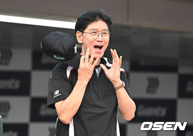 [OSEN=부산, 이석우 기자] 27일 부산 사직야구장에서 2025 신한 SOL 뱅크 KBO 리그 롯데 자이언츠와 KT 위즈의 경기가 열렸다. 홈팀 롯데는 이민석이, 방문팀 삼성은 고영표가 선발 출전했다.KT 위즈 이강철 감독이 경기 전 롯데 더그아웃을 보며 활짝 웃고 있다. 2025.06.27 / foto0307@osen.co.kr