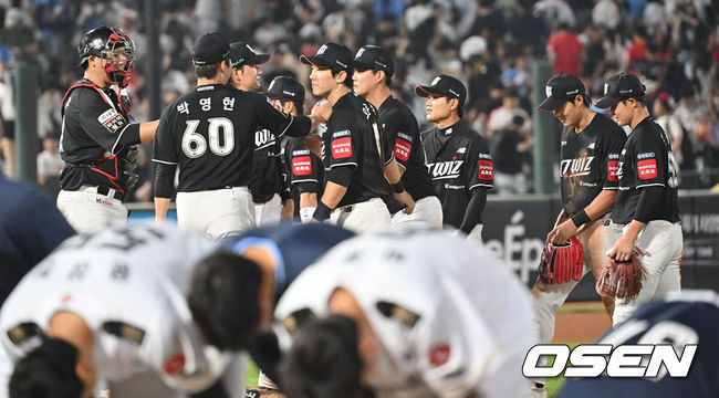 [OSEN=부산, 이석우 기자] 27일 부산 사직야구장에서 2025 신한 SOL 뱅크 KBO 리그 롯데 자이언츠와 KT 위즈의 경기가 열렸다. 홈팀 롯데는 이민석이, 방문팀 삼성은 고영표가 선발 출전했다.KT 위즈 선수들이 롯데 자이언츠에 11-8로 역전 승리하고 기쁨을 나누고 있다. 2025.06.27 / foto0307@osen.co.kr