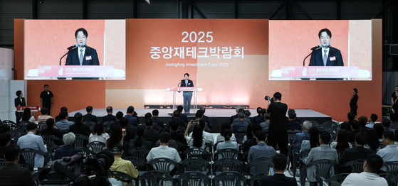 박장희 중앙일보 대표가 27일 오전 서울 강남구 세텍(SETEC)에서 열린 '2025 중앙 재테크 박람회' 개회식에서 개회사를 하고 있다. 김성룡 기자