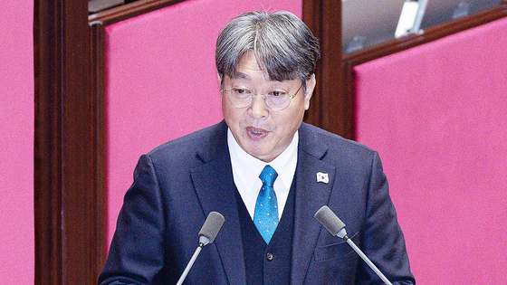  이춘석 더불어민주당 의원이 지난 2월 12일 서울 여의도 국회에서 열린 제422회 국회(임시회) 제4차 본회의에서 정치·외교·통일·안보 분야 대정부 질문을 하고 있다.뉴스1
