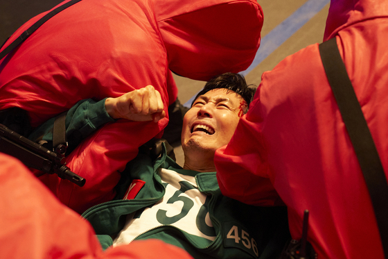 시즌2에서 반란에 실패한 성기훈(이정재)이 병정들에게 끌려나가고 있다. 사진 넷플릭스