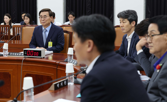 이종석 국가정보원장과 더불어민주당 윤건영·부승찬·박지원·김영진 의원(왼쪽부터) 등이 26일 서울 여의도 국회에서 열린 정보위원회 전체회의에 참석해 신성범 정보위원장의 발언을 듣고 있다. 김성룡 기자