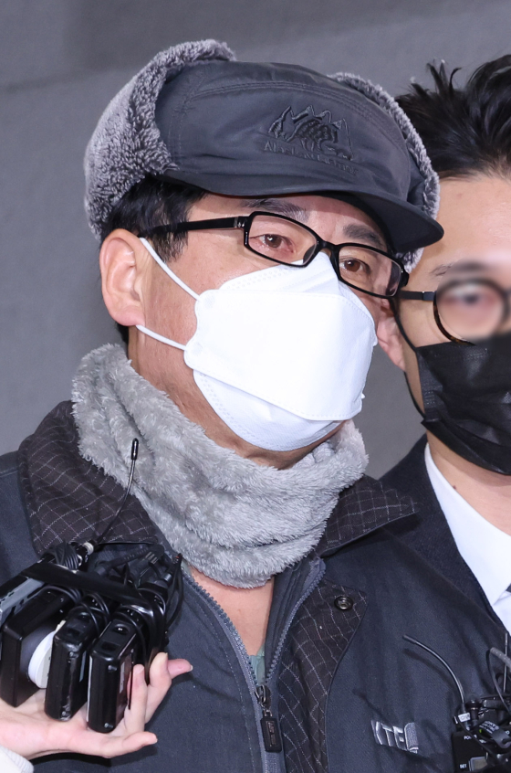 12·3 비상계엄 사태를 사전에 모의한 혐의를 받는 노상원 전 정보사령관이 지난해 12월 24일 서울 은평구 서부경찰서에서 검찰로 송치되고 있다. 뉴스1