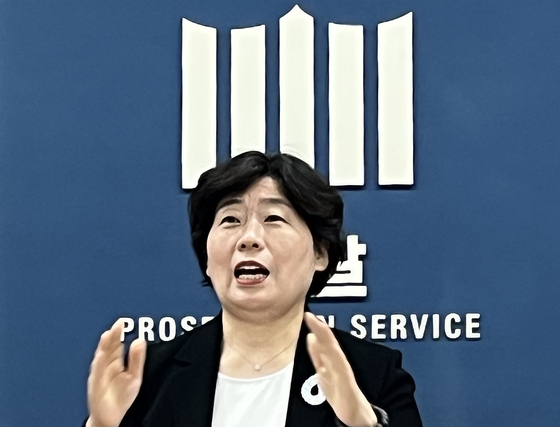 윤석열 전 대통령의 12.3 내란 및 외환 혐의 등을 수사하는 내란 특검팀 박지영 특검보가 지난 24일 오후 서울 서초구 서울고검 기자실에서 브리핑을 하고 있다.  뉴스1