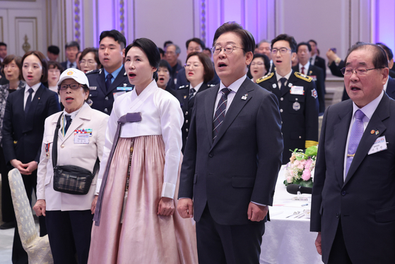 이재명 대통령과 김혜경 여사가 27일 청와대 영빈관에서 열린 '호국 보훈의 달, 대통령의 초대' 행사에서 애국가를 부르고 있다.    이번 행사에는 국가유공자 및 유족, 보훈단체장, 특별초청자 등이 참석했다. 연합뉴스