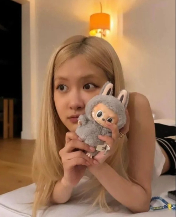 팝마트의 캐릭터 인형 라부부를 들고 있는 블랙핑크 로제. 인스타그램 캡처