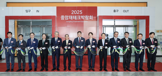박장희 중앙일보 대표와 김병환 금융위원장 등 주요 참석자들이 27일 오전 서울 강남구 세텍(SETEC)에서 열린 '2025 중앙 재테크 박람회' 개회식에 참석해 테이프 커팅을 하고 있다. 김성룡 기자