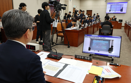 김준혁 더불어민주당 의원이 지난 11일 서울 여의도 국회에서 열린 교육위원회 전체회의에서 보수 성향 단체 '리박스쿨' 교육 내용과 관련해 오석환 교육부 차관에게 질의하고 있다. 연합뉴스