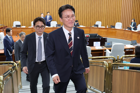 김민석 국무총리 후보자가 지난 25일 서울 국회에서 열린 인사청문회가 자료 제출 등을 둘러싼 여야 대립으로 파행이 지속되자 후보자석을 잠시 떠나고 있다. 연합뉴스