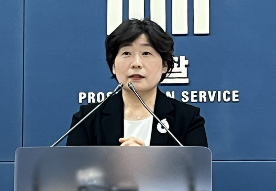 윤석열 전 대통령의 12.3 비상계엄 사태 관련 내란 및 외환 혐의 등을 수사하는 내란 특검팀 박지영 특검보가 지난 24일 오후 서울 서초구 서울고검 기자실에서 브리핑을 하고 있다.  뉴스1