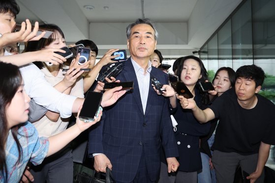 김건희 여사 의혹 관련 사건 수사를 맡은 민중기 특별검사가 26일 오전 서울 서초구 사무실로 출근하고 있다. 뉴스1