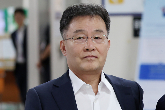 대장동 개발 수익을 은닉한 혐의로 기소된 화천대유자산관리 대주주 김만배씨가 13일 오후 서울 서초구 서울중앙지법에서 열린 1심 속행 공판에 출석하고 있다. 뉴스1