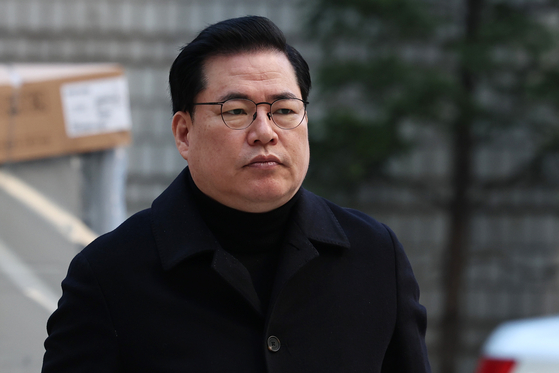 유동규 전 성남도시개발공사 본부장이 2023년 12월 4일 오전 서울 서초구 서울중앙지방법원에서 열린 대장동 개발사업 로비 특혜 의혹 관련 특정범죄가중처벌등에관한법률위반(뇌물) 등 공판에 출석하고 있다. 뉴스1