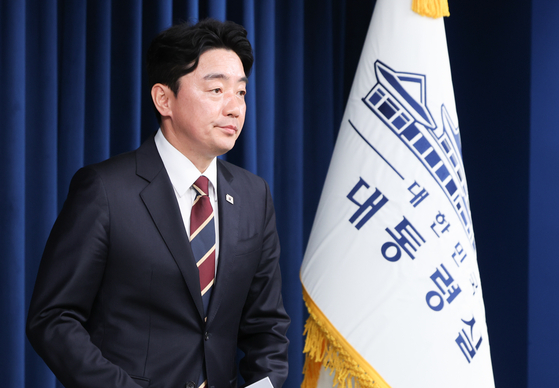 강훈식 대통령 비서실장이 26일 서울 용산구 대통령실 청사에서 헌법재판소장 및 헌법재판관 후보자와 국세청장 후보 인선 발표를 하기 위해 입장하고 있다. 뉴스1
