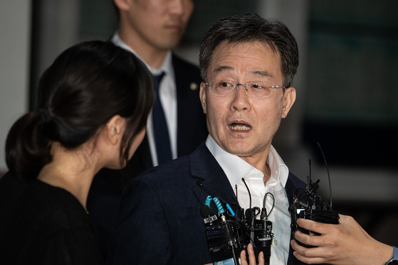 화천대유자산관리 대주주 김만배씨가 지난 2023년 9월 7일 새벽 구속기간 만료로 석방돼 경기 의왕시 서울구치소를 나와 취재진 질문에 답하고 있다. 뉴스1