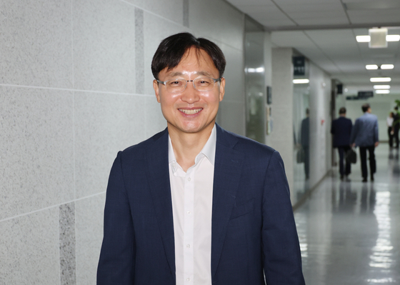 국세청장 후보자로 지명된 더불어민주당 임광현 의원이 26일 서울 여의도 국회 의원회관 사무실을 나서고있다. 연합뉴스