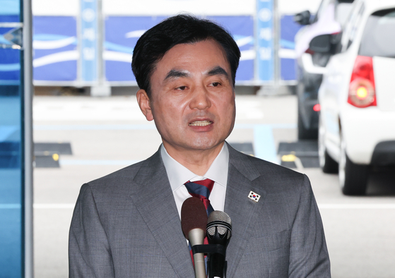 안규백 국방부장관 후보자가 27일 서울 용산구 육군회관에 마련된 인사청문회 준비 집무실로 출근하며 취재진의 질의에 답하고 있다. 뉴스1