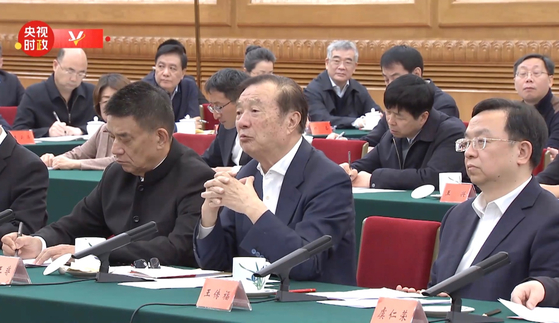 지난 2월 17일 베이징에서 열린 민영기업가 화웨이 좌담회에서 런정페이(가운데) 회장이 의견을 발표하고 있다. CC-TV 캡처