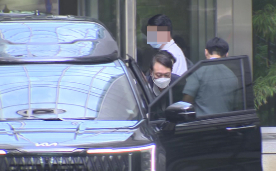  특별검사팀 출범을 앞두고 우울증 등 지병을 이유로 입원했던 김건희 여사가 27일 퇴원했다. 이날 오후 서울아산병원에서 윤석열 전 대통령이 김 여사의 휠체어를 밀어주고 있다. 연합뉴스