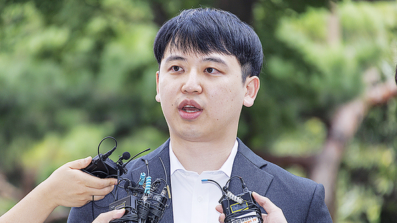 한성존 서울아산병원 전공의 대표가 지난해 9월 경찰 출석 전 취재진 질문에 답하고 있다. 연합뉴스 