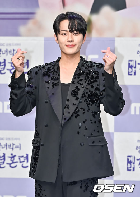 [OSEN=박준형 기자]  22일 오후 서울 상암동 상암 MBC에서MBC 새 금토드라마 '열녀박씨 계약결혼뎐' 제작발표회가 진행됐다.동명의 네이버 웹소설을 원작으로 하는 '열녀박씨 계약결혼뎐'은 죽음을 뛰어넘어 2023년 대한민국에 당도한 19세기 욕망 유교걸 박연우(이세영 역)와 21세기 무감정 끝판왕 강태하(배인혁 역)의 금쪽같은 계약 결혼 스토리를 담는다.배우 유선호가 포즈를 취하고 있다.  2023.11.22 / soul1014@osen.co.kr