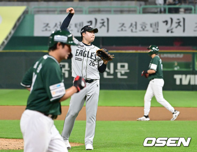 [OSEN=인천, 김성락 기자] 27일 인천 SSG랜더스필드에서 ‘2025 신한은행 SOL Bank KBO리그’ SSG 랜더스와 한화 이글스의 경기가 열렸다.이날 SSG는 문승원,한화는 엄상백을 선발로 내세웠다. 7회말 2사 만루 한화 한승혁이 SSG 박성한에게 밀어내기 볼넷, 실점을 하고 있다.  2025.06.27 / ksl0919@osen.co.kr