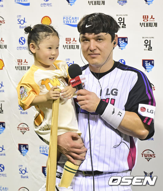 [OSEN=잠실, 박준형 기자]프로야구 LG 트윈스가 KIA 타이거즈를 꺾고 공동 1위로 올라섰다.LG는 27일 서울 잠실구장에서 열린 2025 KBO리그 LG KIA와 시즌 6차전 맞대결에서 4-3 역전승을 거뒀다. 박동원이 역전 스리런 홈런을 터뜨렸고, 8회 문성주가 결승타를 때렸다.LG는 지난 14일 이후 1위 자리에 복귀했다. 이날 SSG 랜더스에 패한 한화와 공동 1위가 됐다.경기종료 후 LG 박동원이 딸과 함께 수훈 선수 인터뷰를 하고 있다.  2025.06.27 /soul1014@osen.co.kr