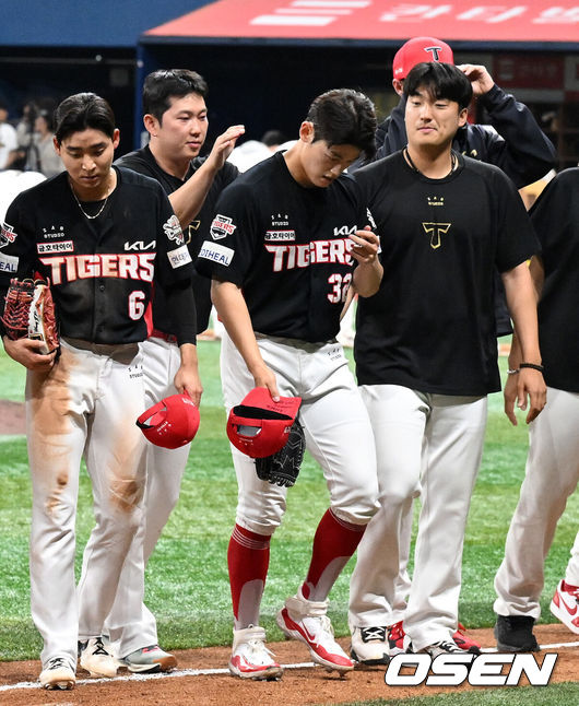 [OSEN=고척, 이대선 기자] 프로야구 키움 히어로즈와 KIA 타이거즈가 무승부를 기록했다. 키움과 KIA는 26일 서울 고척 스카이돔에서 열린 2025 KBO리그 시즌 12차전 맞대결에서 연장 11회 5-5 무승부를 기록했다. 경기 종료 후 KIA 김현수가 동료들에게 위로 받고 있다. 2025.06.26 /sunday@osen.co.kr