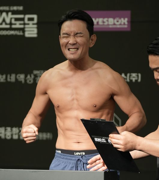 드디어‘개그맨’윤형빈(46, FREE)과‘200만 먹방 유튜버’밴쯔(35,파이터100)가 격투기로 대결하는 날이 밝았다. / 로드FC