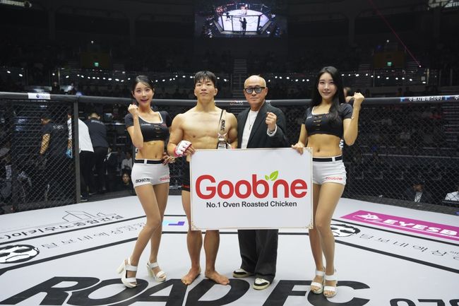 진성훈은 28일 장충체육관에서 열린 굽네ROAD FC 073 1부 제2경기 -70kg 라이트급 경기에서 김예환(로드FC 고양 행신점)을 상대로 1라운드 2분34초 엘보우 파운딩으로 TKO 승리를 거뒀다. / 로드FC