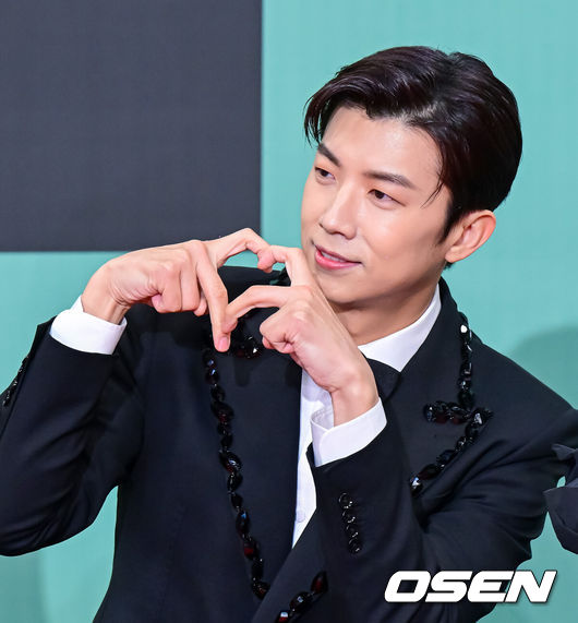 [OSEN=지형준 기자] 23일 오후 서울 여의도 KBS 신관 웨딩홀에서 2023 KBS 연예대상 레드카펫 포토월 행사가 열렸다.홍김동전 장우영이 포토타임을 하고 있다. 2023.12.23 / jpnews.osen.co.kr