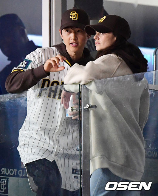 [OSEN=고척돔, 이대선 기자] 21일 오후 서울 고척스카이돔에서‘MLB 월드투어 서울 시리즈’LA 다저스와 샌디에이고 파드리스의 경기가 열렸다.배우 송중기가 아내 케이티 루이스 사운더스와 함께 경기를 관람하고 있다. 2024.03.21 /sunday@osen.co.kr