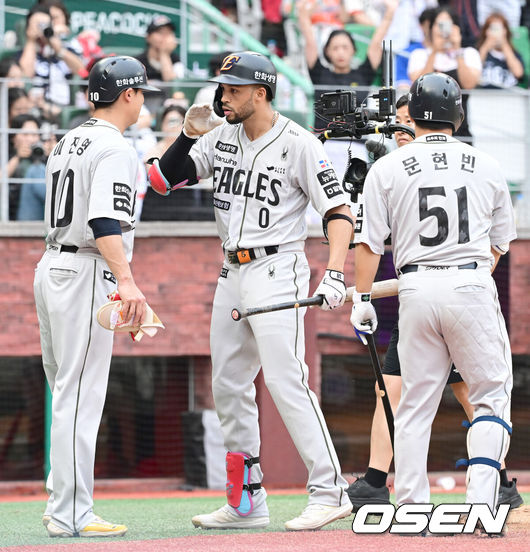 [OSEN=인천, 김성락 기자] 28일 인천 SSG랜더스필드에서 ‘2025 신한은행 SOL Bank KBO리그’ SSG 랜더스와 한화 이글스의 경기가 열렸다.이날 SSG는 앤더슨,한화는 폰세를 선발로 내세웠다. 6회초 1사 1, 3루 한화 리베라토가 역전 3점 홈런을 날린 뒤 홈에서 주자 이진영, 문현빈과 기쁨을 나누고 있다. 2025.06.28 / ksl0919@osen.co.kr