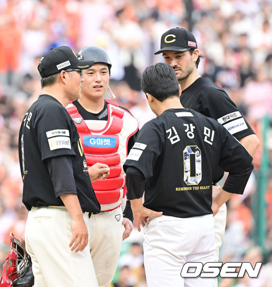[OSEN=인천, 김성락 기자] 28일 인천 SSG랜더스필드에서 ‘2025 신한은행 SOL Bank KBO리그’ SSG 랜더스와 한화 이글스의 경기가 열렸다.이날 SSG는 앤더슨,한화는 폰세를 선발로 내세웠다. 6회초 1사 2루 마운드를 방문한 SSG 이숭용 감독이 투수 앤더슨과 이야기를 나누고 있다. 2025.06.28 / ksl0919@osen.co.kr